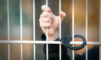 U Danilovgradu uhapšena jedna osoba zbog ulične prodaje narkotika; Policija u Beranama uhapsila jedno lice zbog prodaje droge, protiv drugog podnijeta krivična prijava
