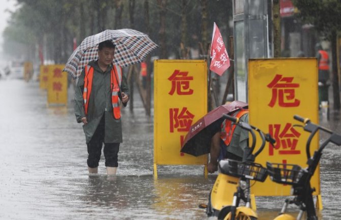 Najmanje 12 poginulih u velikim poplavama u Kini