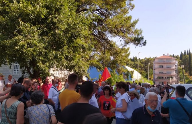 Protesti zbog imenovanja u školstvu: Crna Gora nikad crnja, moramo se suprostaviti onima koji veličaju fašizam i ratne zločince
