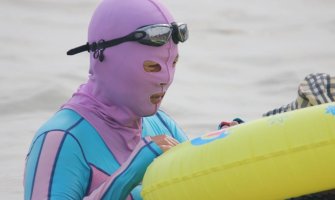 Kina: Maske za lice bizarnog izgleda štite od sunca