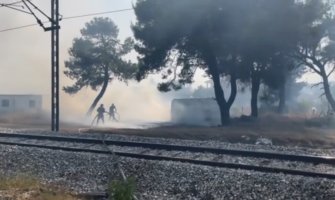 Požar u naselju Zlatica u Podgorici, gori trava i nisko rastinje