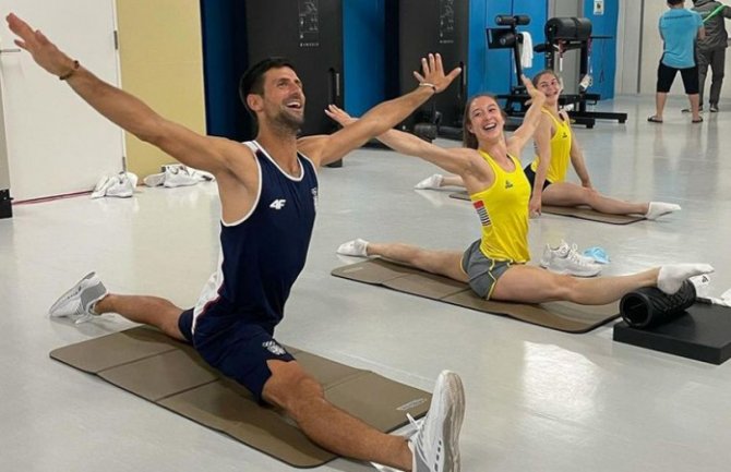 Hit na internetu: Novak upao na trening gimnastičarki i oduševio špagom(FOTO)