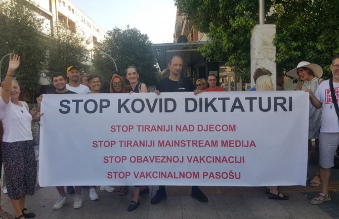 Sa protesta u Podgorici zatražili ukidanje mjera,  traže i da vakcinacija ne bude obavezna