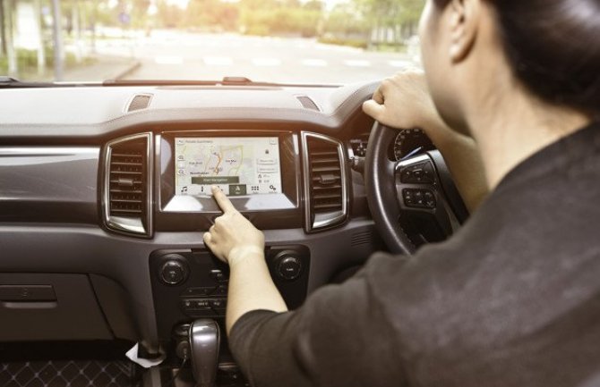 Multimedijalni sistem u automobilu oduzima dosta pažnje vozaču 
