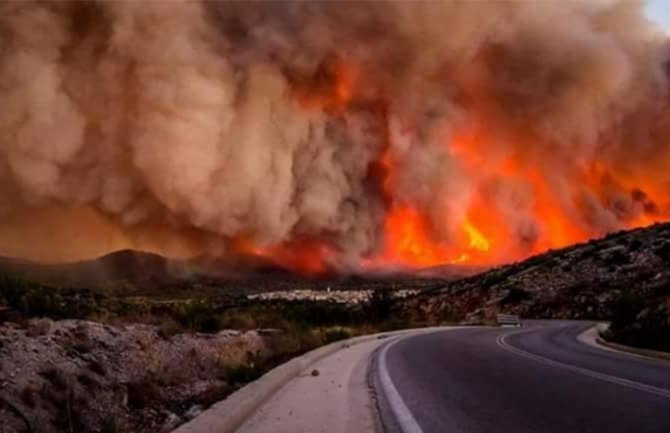 Grčka: Požar se širi, evakuisano nekoliko područja 