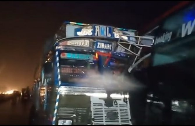 Kamion naletio na radnike koji su spavali, 18 osoba poginulo(VIDEO)