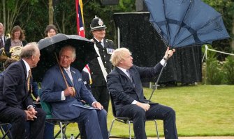 Princ Čarls se jedva uzdržao da se ne nasmije dok se Džonson borio sa kišobranom 
