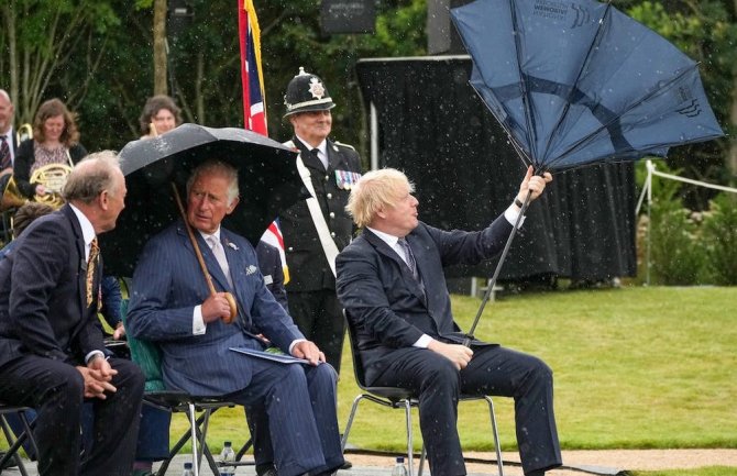 Princ Čarls se jedva uzdržao da se ne nasmije dok se Džonson borio sa kišobranom 