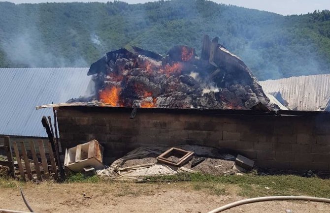 BP: U požaru u Grančarevu izgorio objekat, na dvije lokacije vatra prijeti kućama