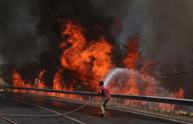 Turska: Još 11 požara aktivno, evakuisano više hiljada ljudi