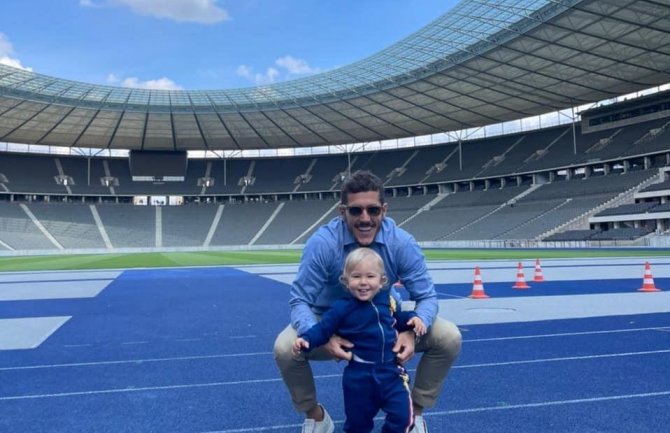 Jovetić sa suprugom i sinom na stadionu novog kluba 