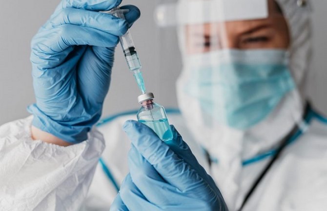 Rojters: FDA želi da ispitivanja vakcine protiv kovida objavi tek za 55 godina