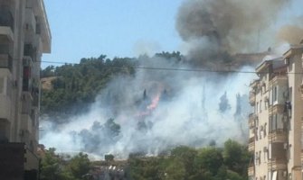 U Podgorici gori Malo brdo, vatrogasci uspjeli da suzbiju vatru