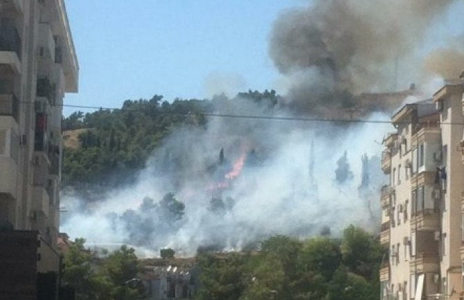 U Podgorici gori Malo brdo, vatrogasci uspjeli da suzbiju vatru