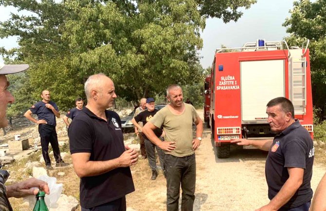 Cetinjski vatrogasci danonoćno na terenu, za trud po 200 eura od gradonačelnika