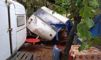 Nevrijeme pogodilo Tivat: Uništen kamp, vjetar obarao stabla