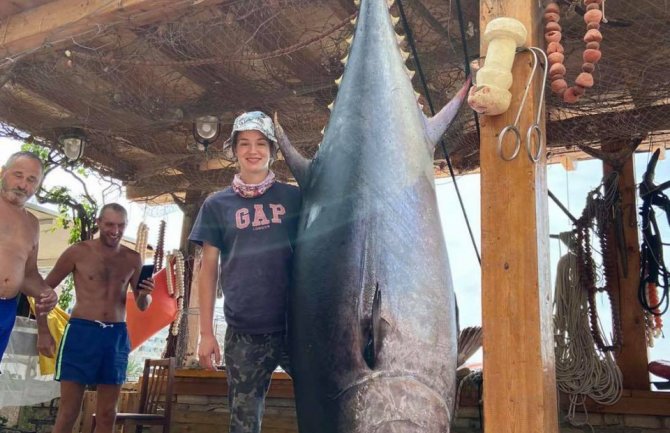 18-godišnja Budvanka ulovila kapitalni primjerak tune od 266 kilograma