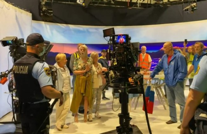 Haos na državnoj televiziji Slovenije: Antivakseri upali u studio, zahtijevaju da se čuje njihov stav