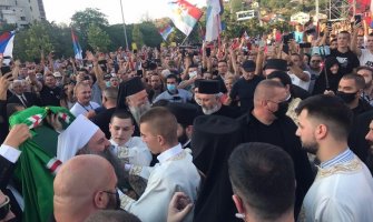 Patrijarh Porfirije dočeka ispred Hrama u Podgorici: Okupljeni skandirali 