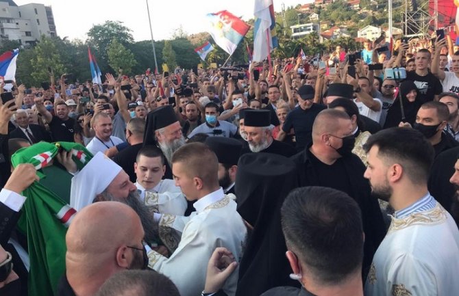 Patrijarh Porfirije dočeka ispred Hrama u Podgorici: Okupljeni skandirali 
