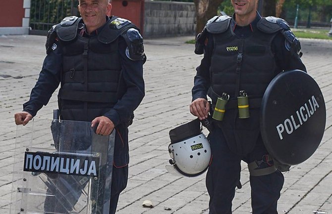 MIA Montenegro: Zašto je policajac na Cetinju nosio štit koji liči na onaj kod policije Srbije i nije imao broj?