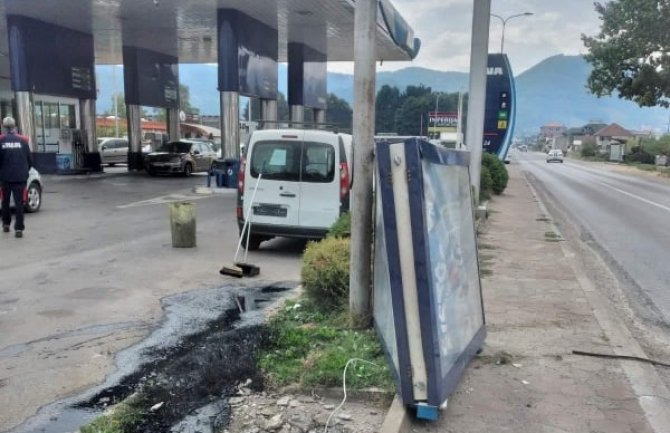 Bijelo Polje: Autom uletio na pumpu, oborio reklamu, nema povrijeđenih