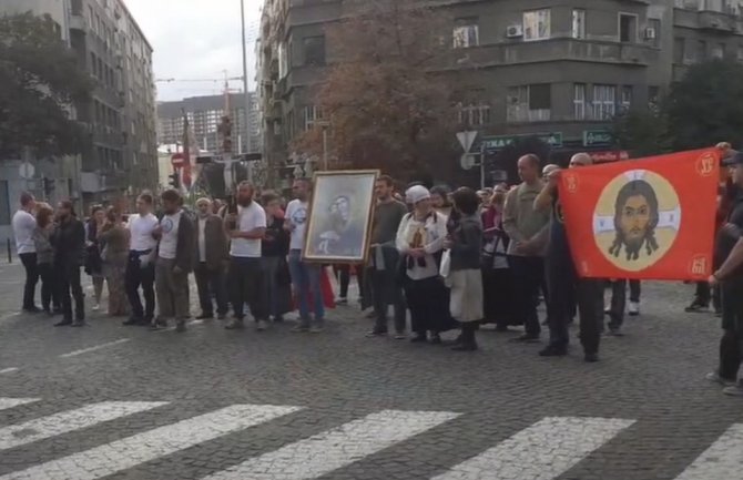 U Beogradu organizovan skup antivaksera, učesnici zapalili LGBT zastavu (VIDEO)