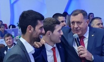 Najveseliji na svadbi: Đoković i Dodik zajednički otpjevali 