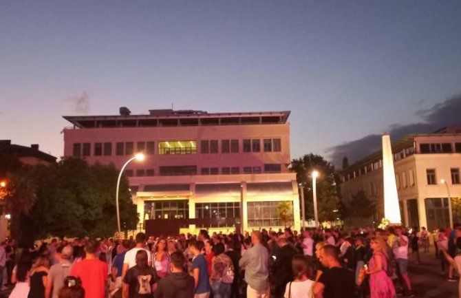 Protest u Podgorici: Građani traže ukidanje potvrda i ostavke