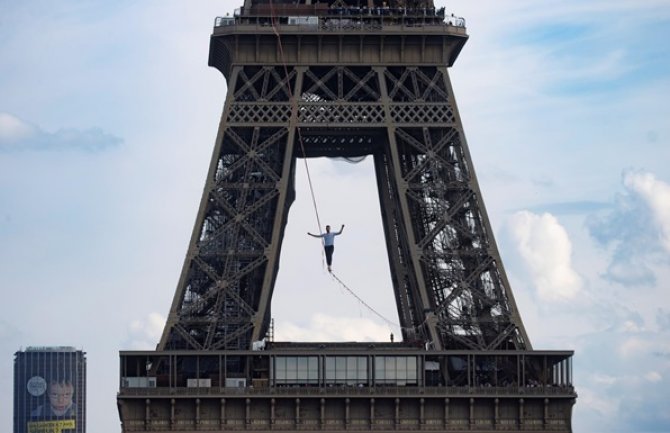 Pariz: Prešao preko konopca iznad Sene na visini od 70 metara (VIDEO)