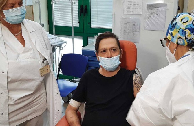40-godišnji Italijan prvi primio treću dozu vakcine protiv koronavirusa