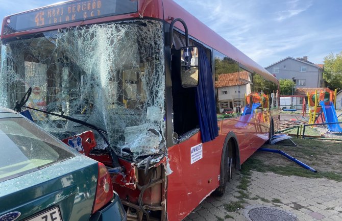 Zemun: Autobus uletio u park, povrijeđena četiri djeteta