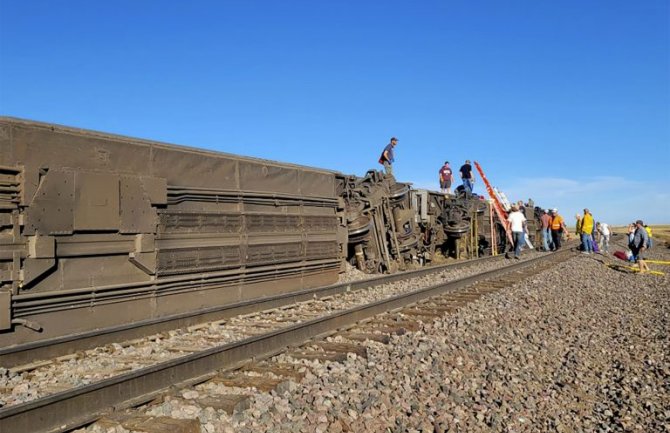 Voz iskočio iz šina u Montani, najmanje tri osobe poginule