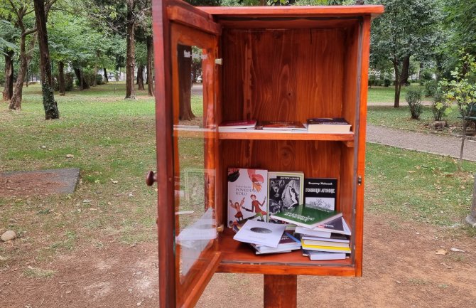 Postavljene mini biblioteke u podgoričkim parkovima(FOTO)