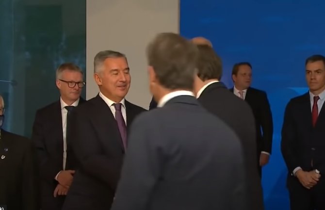 Vučić htio da stane pored Đukanovića, ali po rasporedu bio na drugom kraju sale(VIDEO)
