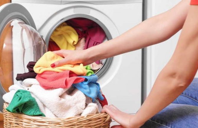 Super trik: Stavite vlažnu maramicu u mašinu za pranje veša i oduševićete se rezultatom!