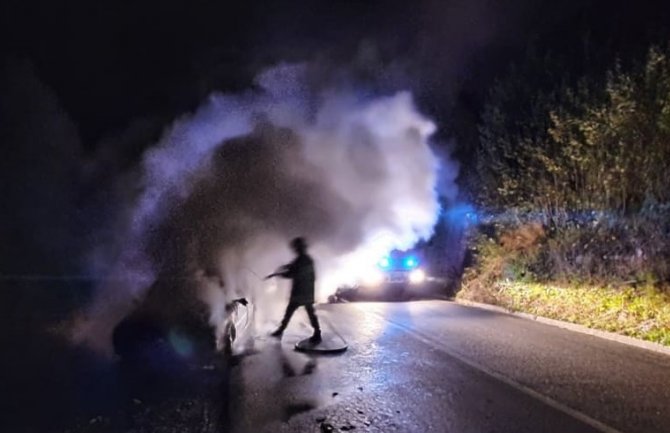 Bijelo Polje: U požaru izgorio automobil 