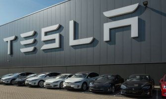 Tesla povlači skoro pola miliona električnih automobila