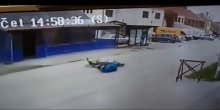 Uznemirujući snimak: Pijani motociklista udario ženu kod Čačka(VIDEO)