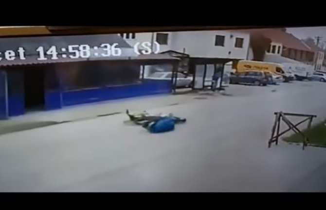 Uznemirujući snimak: Pijani motociklista udario ženu kod Čačka(VIDEO)