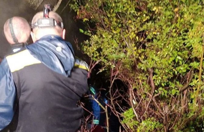 Sin i majka automobilom sletjeli u kanjon Morače, spasilo ih rastinje: Staricu izvukli vatrogasci