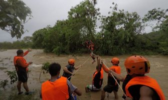 U poplavama i klizištima na Filipinima poginulo devet osoba 