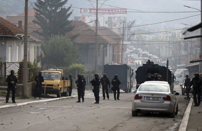 Uklonjene barikade na Kosovu, ranjeni muškarac van životne opasnosti
