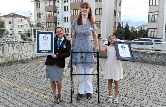 Sa 215,16 santimetara Turkinja najviša žena na svijetu(VIDEO)