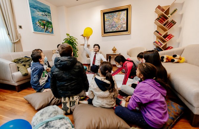 Kabinet Abazovića pretvoren u igraonicu za djecu