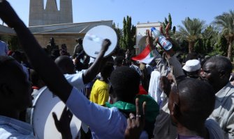 Demonstranti u Sudanu traže od vojske da preuzme vlast