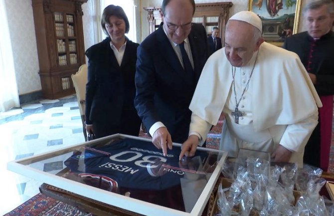 Mesijev dres na poklon Papi od premijera Francuske