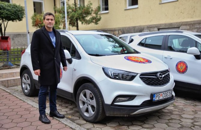 Pejović naložio obilježavanje službenih vozila 