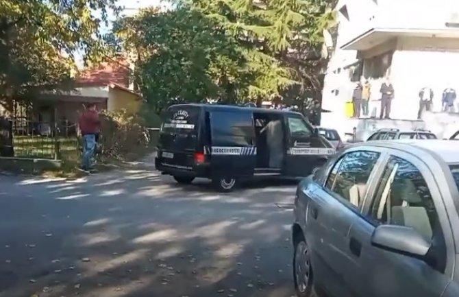 Oružana pljačka u Nikšiću: Ubijen radnik obezbjeđenja Pošte, pronađeno zapaljeno vozilo