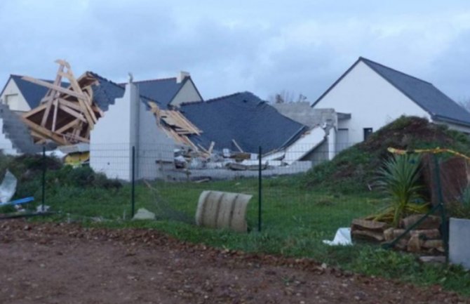 Snažna oluja pogodila Zapadnu Evropu, pola miliona kuća bez struje (VIDEO)
